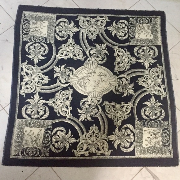 Beautiful scarf made in Italy baroque cherubs - Picture 8 of 8